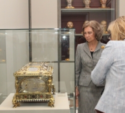 Su Majestad la Reina demostró gran interés por las diferentes piezas expuestas en la exposición